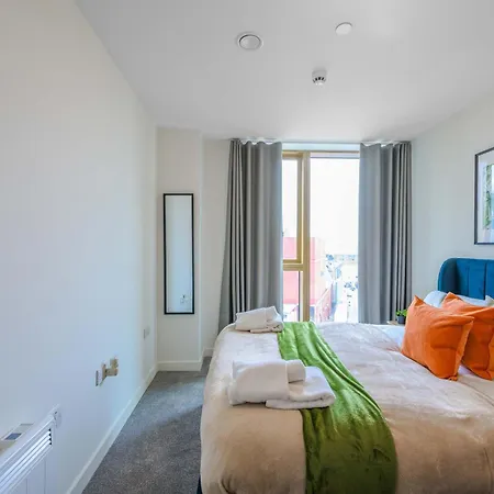 Bright & Modern 2 Bed Flat In Apartment
