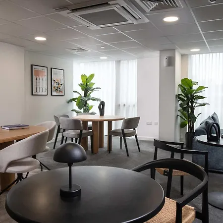 Bright & Modern 2 Bed Flat In *